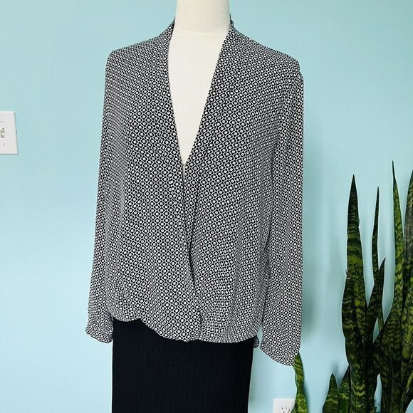 Max Studio Size Medium Long Sleeve Surplice Wrap Blouse Black White Clower 0660 - Picture 1 of 12